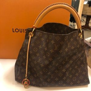 Louis Vuitton Artsy pristine condition.